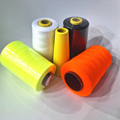Di stok Grosir Warna Padat Dicelupkan 100% Benang Poliester Dengan Warna Berbeda 40/2 benang jahit poliester