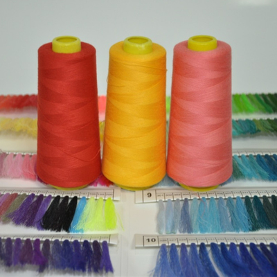 Warna Disesuaikan 45/2 Benang Jahit Polyester Dengan Kekuatan Tinggi Dan Kemasan Normal