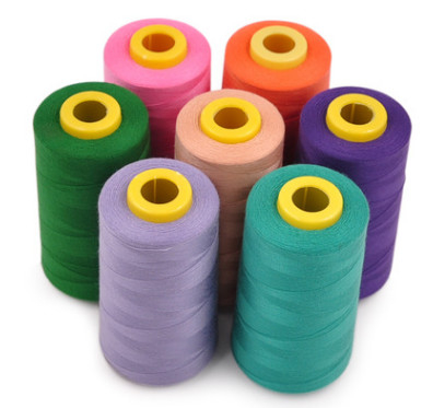 Warna 50/3 100% Spun Polyester Sewing Thread Untuk Mesin Jahit Berkecepatan Tinggi