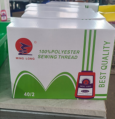 Merek 40/2 Polyester Spun Sewing Thread Untuk Mesin Jahit Berkecepatan Tinggi 5000Y/Cone